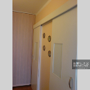 Panelový byt - ukázka úspory prostoru montáží dveřních pojezdů, Brno – Vinohrady
